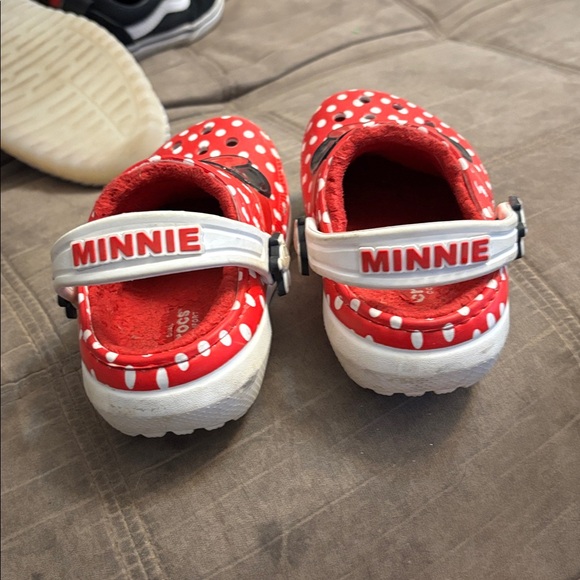 Disney Crocs Red Minnie Mouse Bow sandals Toddler size 8 with fuzzy inside - Picture 3 of 3